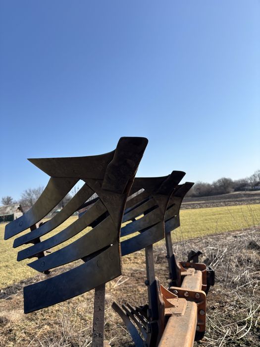 Плуг оборотний , навісний . 4+1 , смуговий відвал