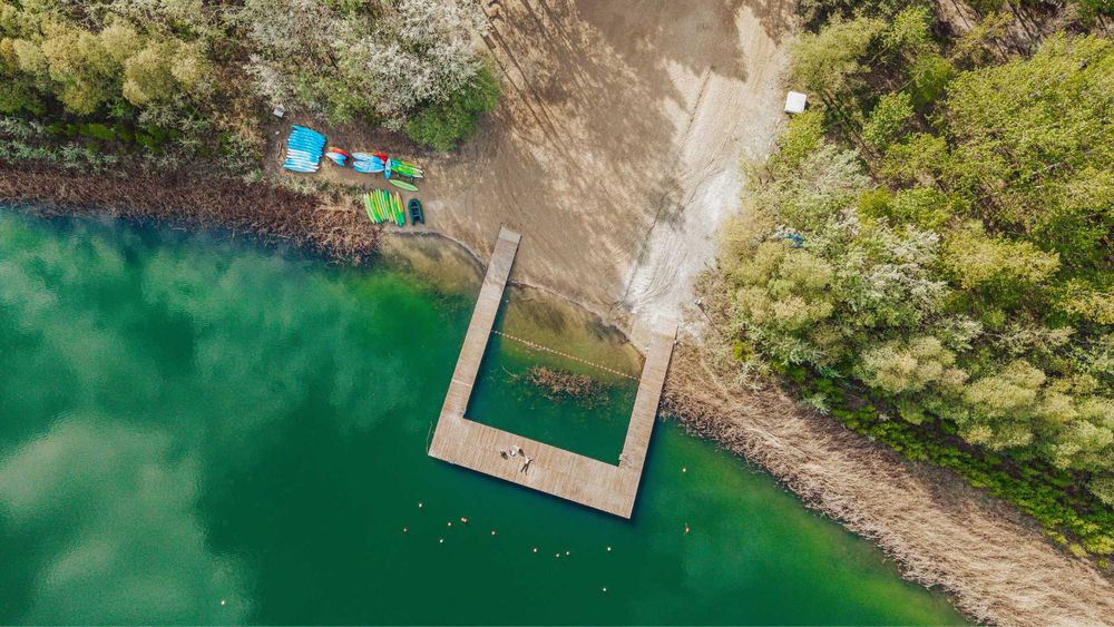 Domki w lesie nad jeziorem | Nocleg | Mrówki | Aktywna majówka 2026