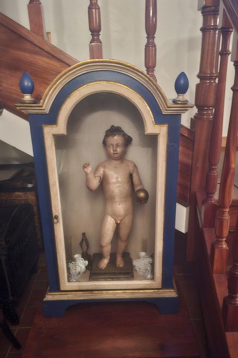 Oratório com figura de Menino Jesus do Mundo