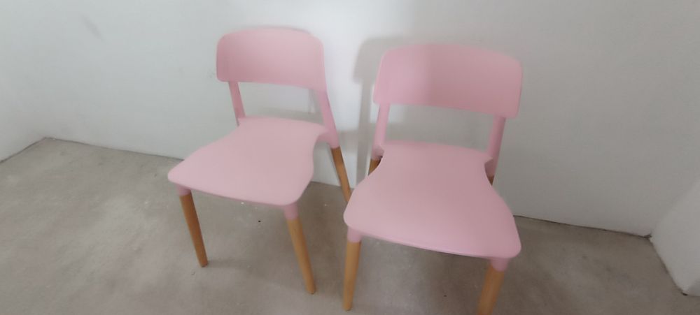 Cadeira cor de rosa com pés de madeira
