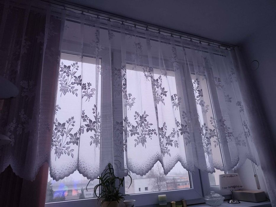 Biała firanka wzór  kwiatowy dołem falowana dł. 118 cm, szer. 360