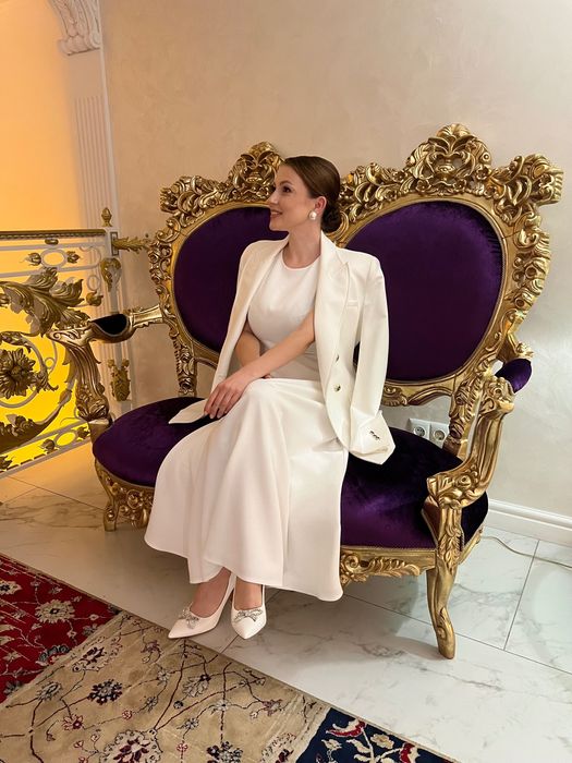 Біла довга сукня