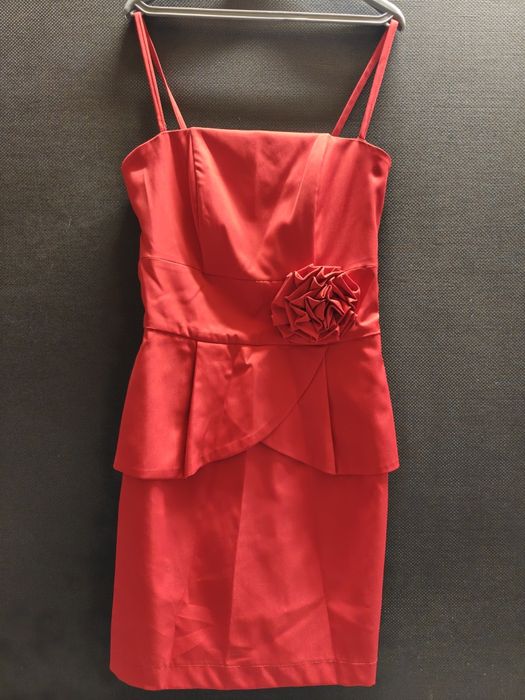 Sukienka z baskinką ołówkowa