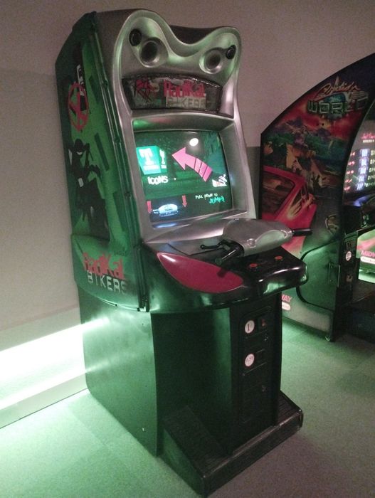 Máquina de Video Arcade RADICAL BIKERS da Gaelco.