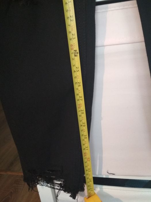 Spodnie jeansowe z dziurami boohoo rozmiar 40
