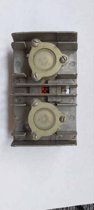 Транзисторы КТ808А (КТЮ-3-20) на алюминиевом радиаторе