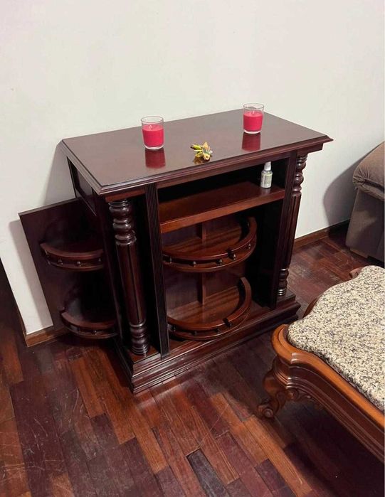 Bar antigo em madeira maciça