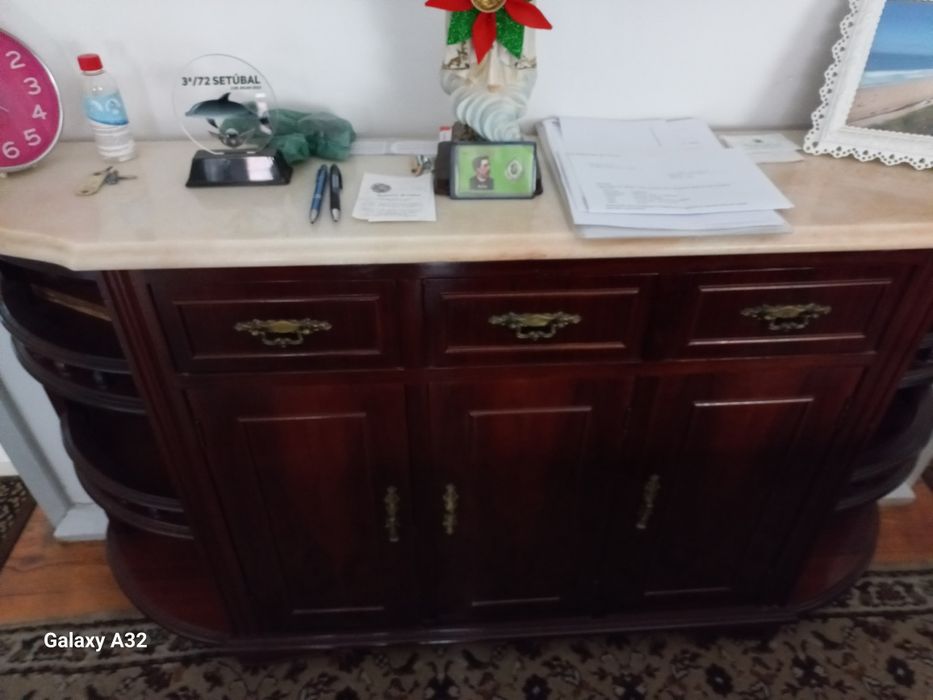 Credência mais espelho.