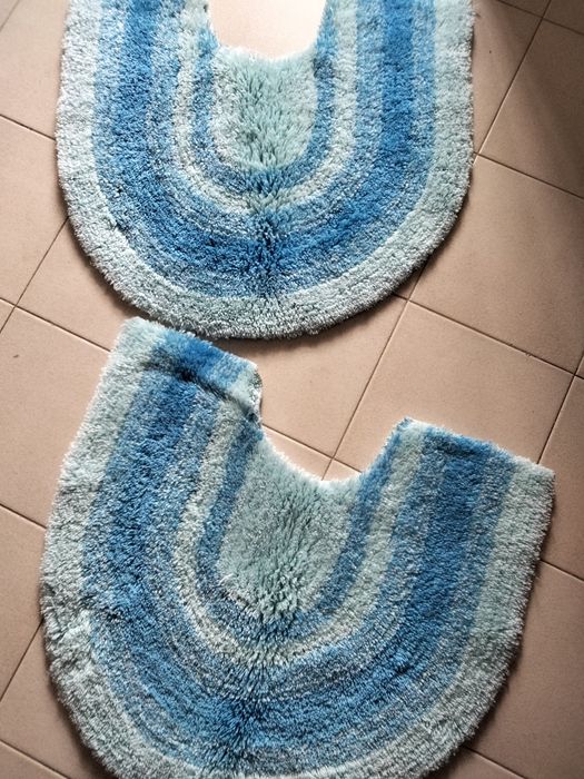 Tapetes de casa de banho, constituído por 2 peças. 
Tapetes de casa de