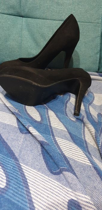 Sapato preto com salto da Jeisy Ross Collection