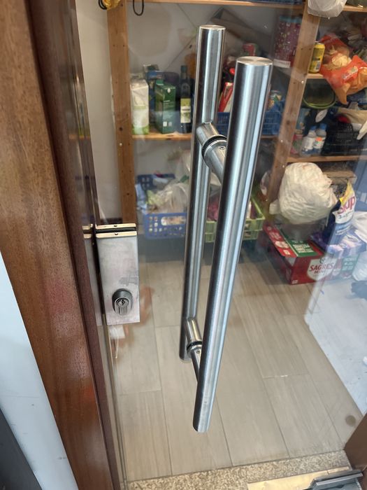 Porta de vidro e mola pavimento