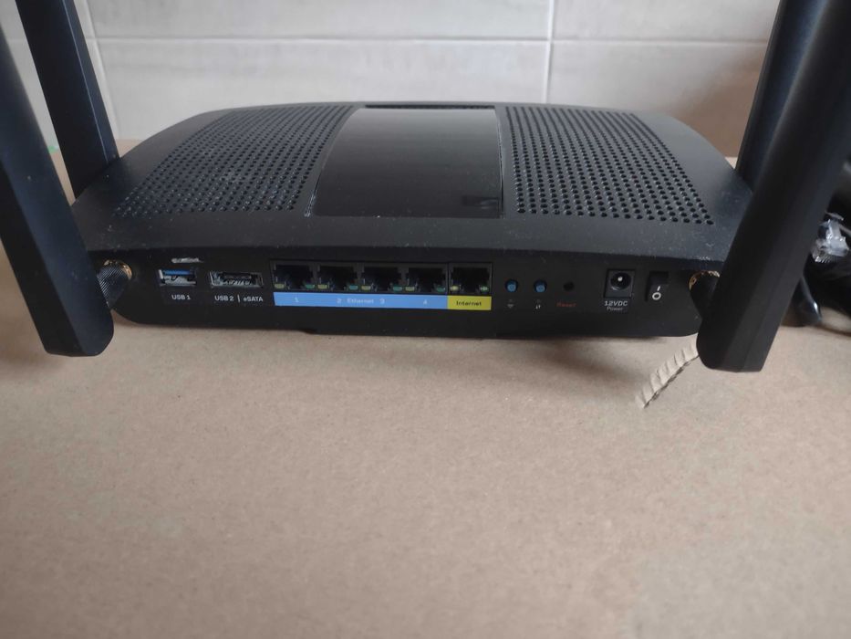 Linksys EA8500 (802.11a/b/g/n/ac 2600Mb/s) USB, 2.4 / 5 GHz   Wi-Fi 5