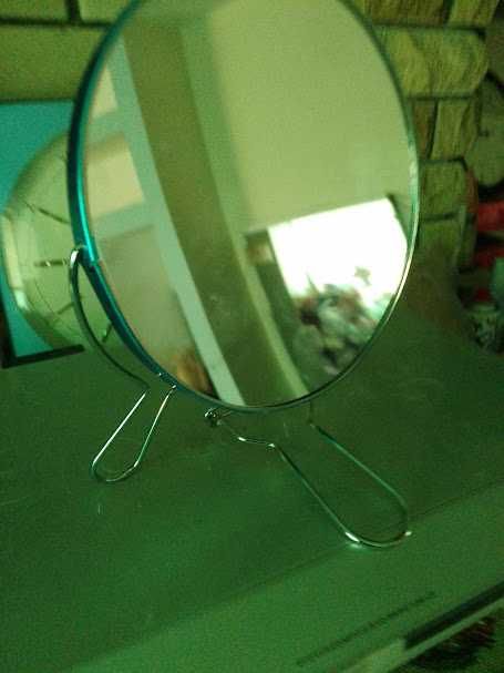 Зеркало косметическое  двухстороннее  с подсветкой  новое