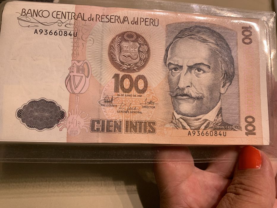 Moeda half dollar 1967 (Kennedy) e Nota Cien Intis, não circulado