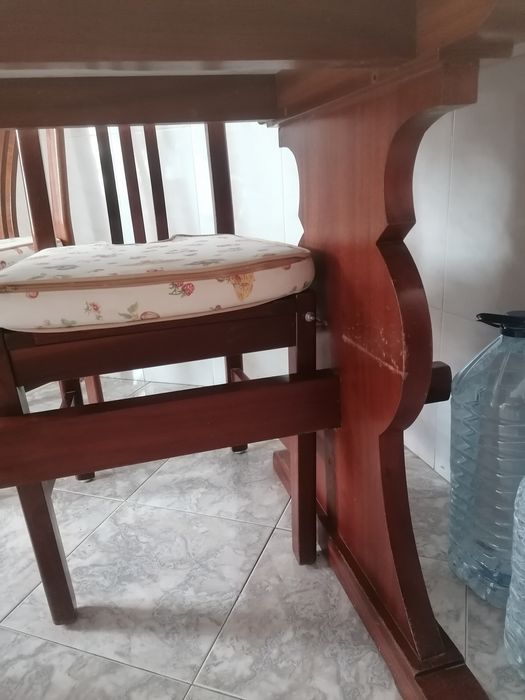 Mesa de cozinha em madeira maciça com 5 cadeiras com tampo em pedra má