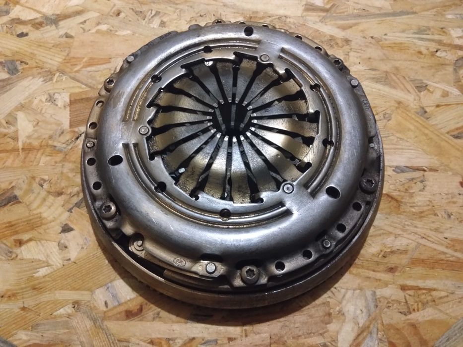 Демпфер маховик щеплення Berlingo Partner C4 C5 307 308 3008 1.6 HDI