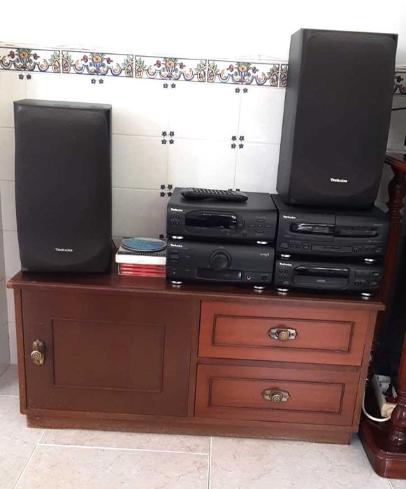 Aparelhagem Technics CH 505 + móvel para CDs e arrumos