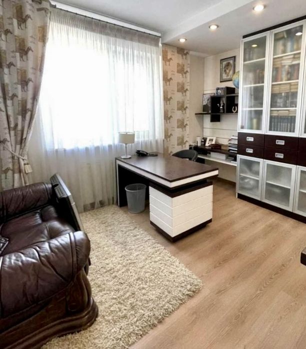 Продам 3-х поверховий  стильний будинок