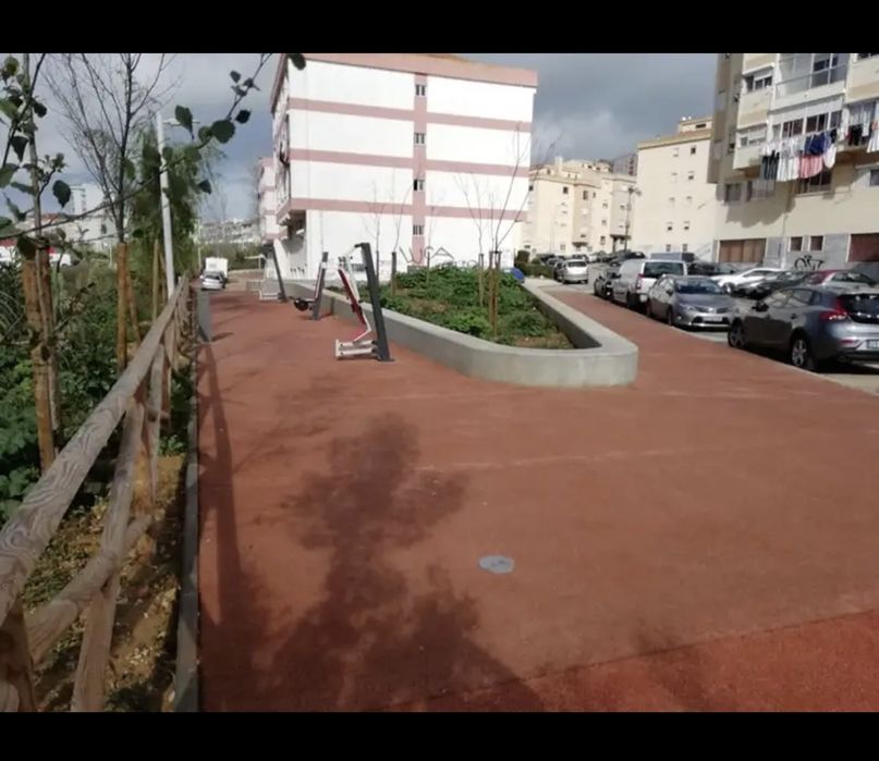 Quarto em Mercês, perto da estação com tudo incluso: serventia de cozinha, água, luz, gás e internet.