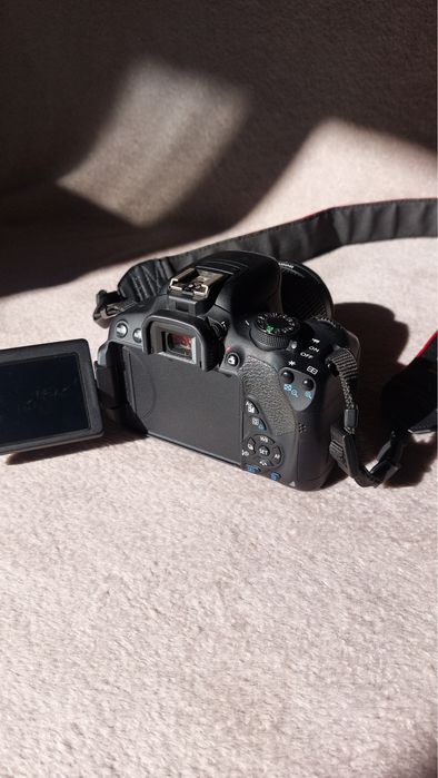 Цифровая зеркальна камера Canon 700D +сумка в подарунок