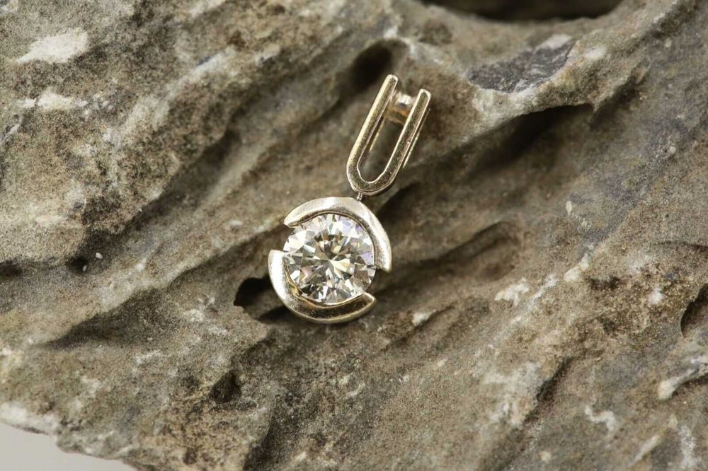 Wisiorek z brylantem 0.55ct VS1/H