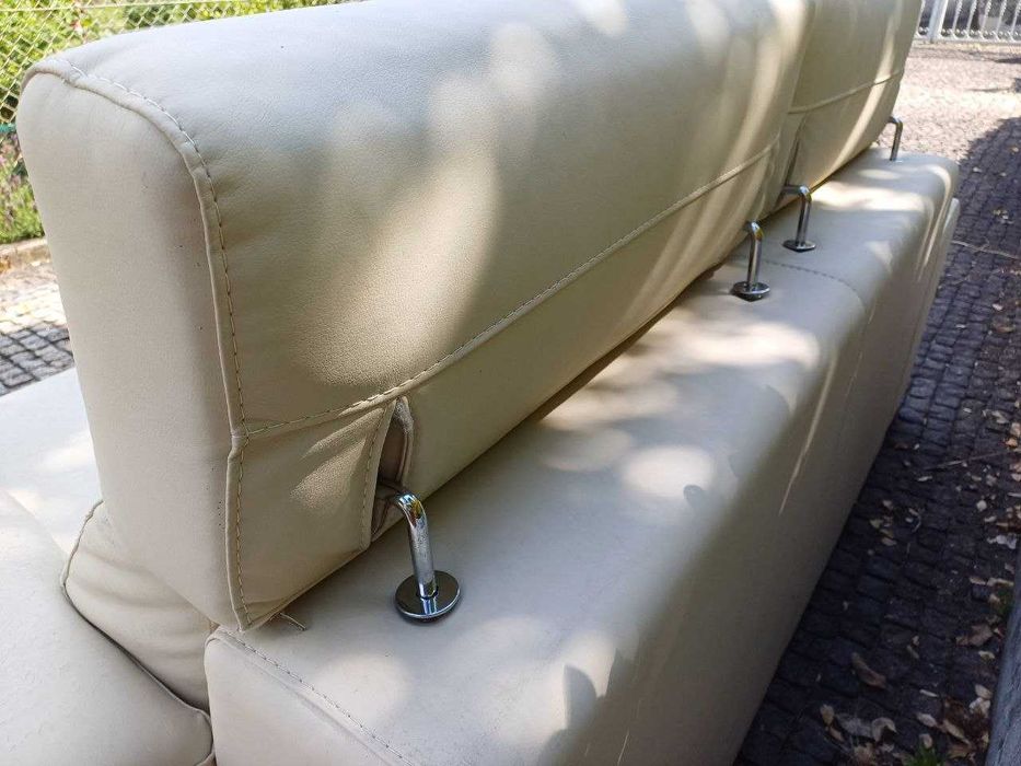 Sofá de 2 lugares com encosto reclinável e 2 pufes incluídos