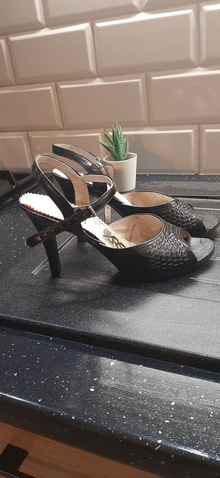 Sandały na obcasie rozmiar 37