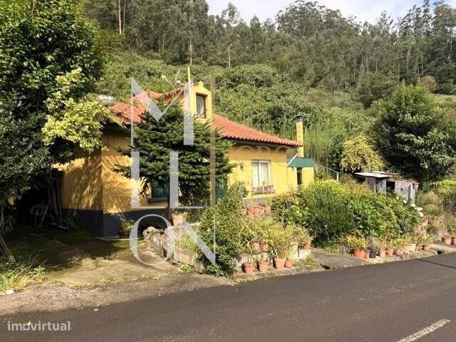 Moradia térrea com 2000 m2 de terreno|a 25 minutos do Funchal.
