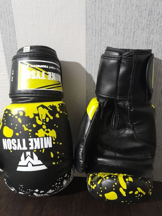 Боксерські рукавички марки Mike Tyson, модель MA-4263.