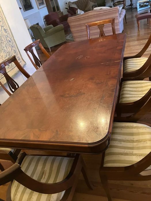 Mesa de jantar extensível, em nogueira, com cadeiras