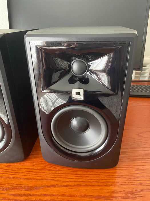 JBL 305P MkII — Par de monitores de estúdio ativos