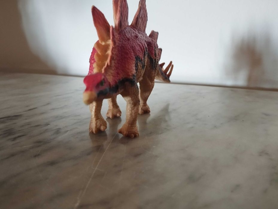 Figura de um dinossauro.