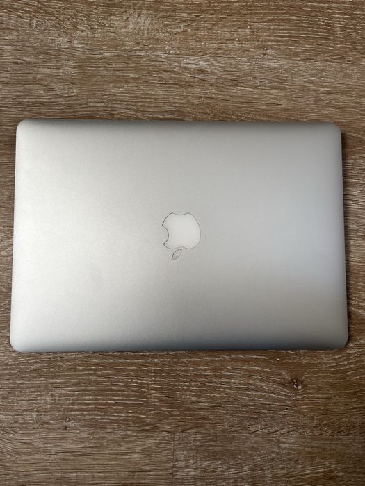 Macbook Air 2017 8gb RAM, 128gb, intel core i5