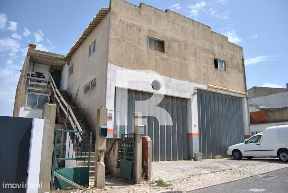 Terreno Urbano com Armazém na Abóboda