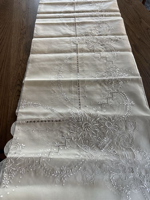 Toalha de mesa em organza com bordado, mede 270x180