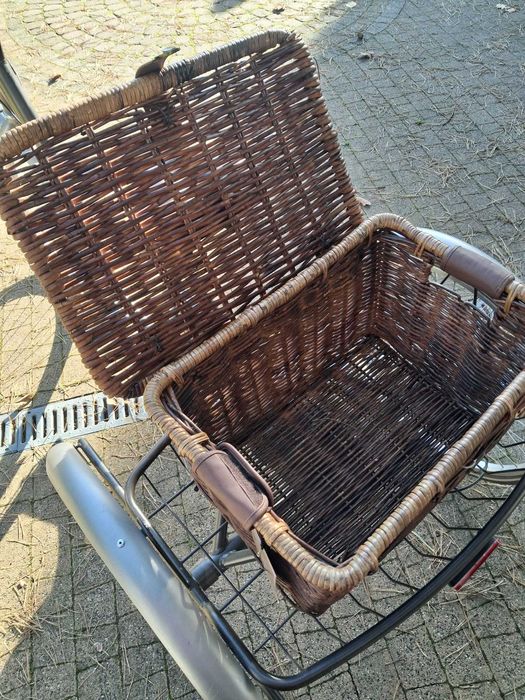 Rower trójkołowy w stylu retro z koszykiem