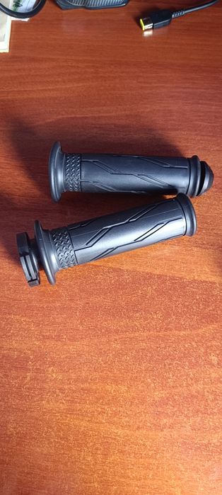 Гріпси для мотоцикла/скутера з внутрішнім діаметром 22 мм.