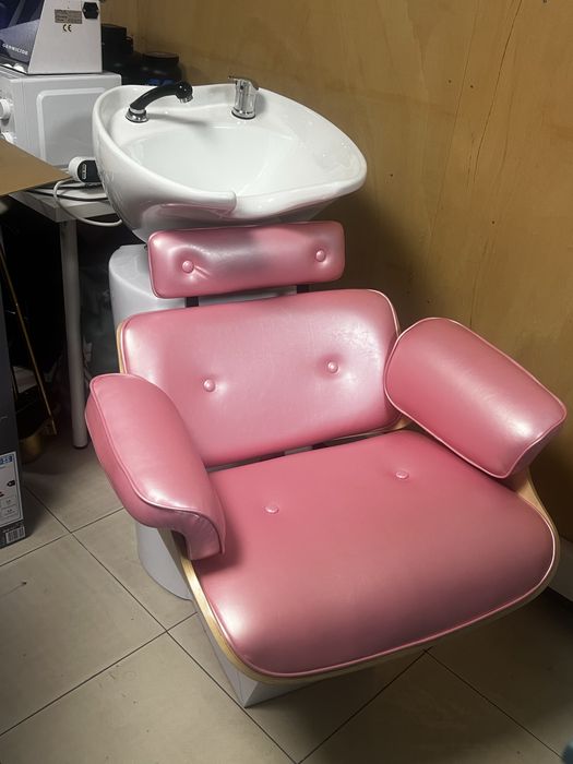 3 cadeiras de corte rosa eames + Lavatório rosa Eames Lounge com cuba cerâmica branca