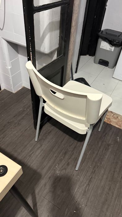 Cadeira branca em ótimo estado