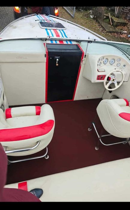 Łódź motorowa Crownline 225 do ciągnięcia nart wodnych