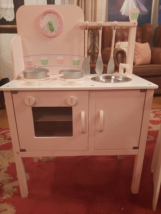 Cozinha e cadeira de bebé em óptimo estado, motivo de venda espaço