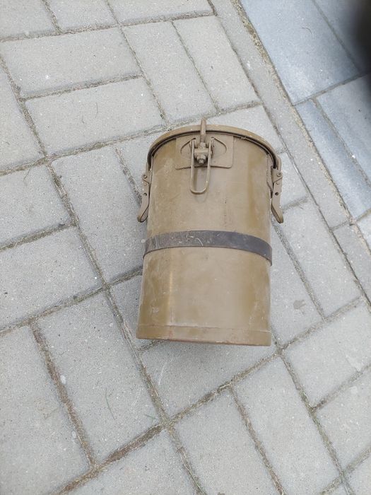 Stary pojemnik puszka na amunicję
