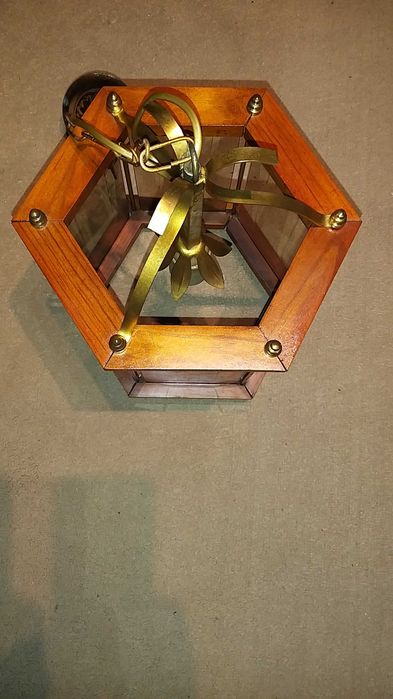 candeeiro em latão oxidado e madeira