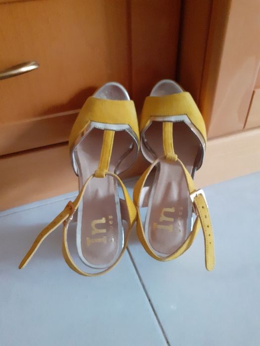 Sandálias amarelas de Camurça Salto Alto ( Marca  IN  Shoes ) Novas