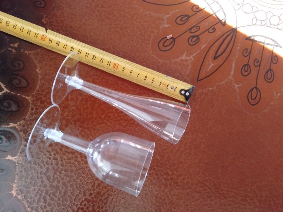 Kieliszki do szampana plastikowe.