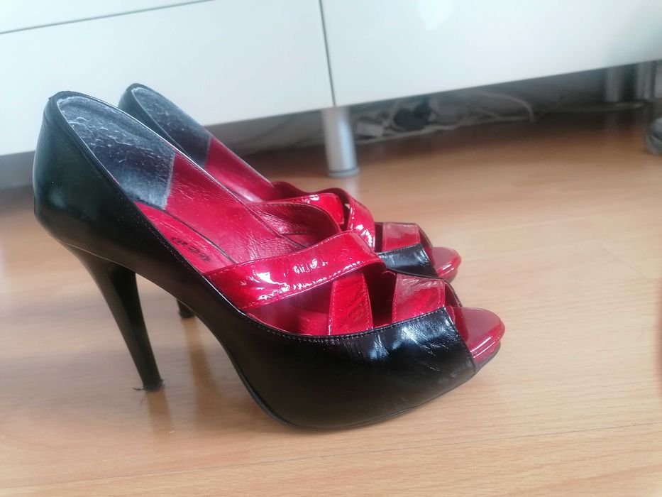 Buty na obcasie ze skóry lakierowanej