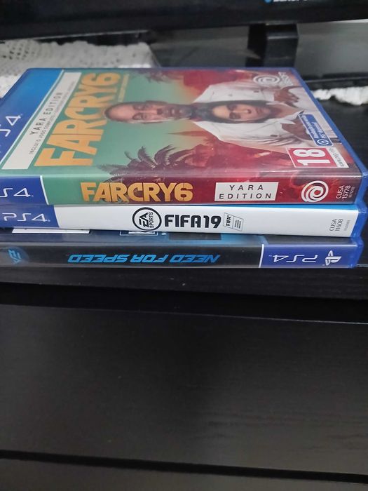Playstation 4 + 1 comando + 4 jogos