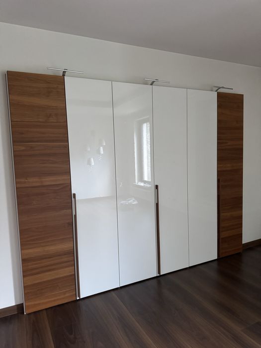 Szafa pod wymiar – biały połysk + fornir, stan idealny