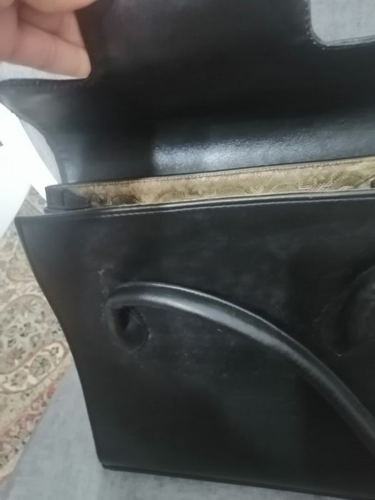 Três Malas de senhora em pele cor preta.