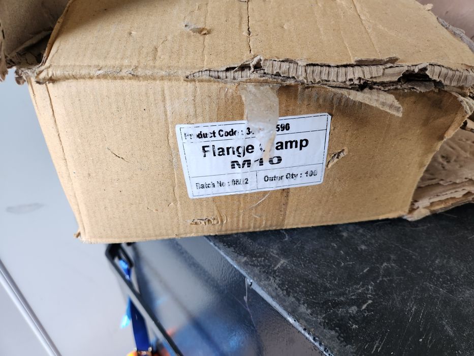 Vários parafusos e buchas